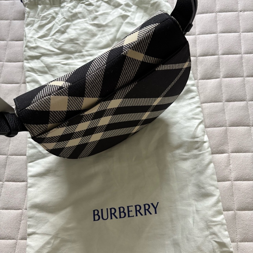 AUTHENTIC Burberry Black & Cream Checkered Shoulder Bag with Gold Closure - Picture 5 of 8